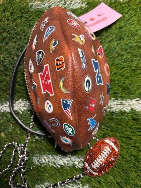 32 team Football purse with Team Logos of the AFC& NFC. . .